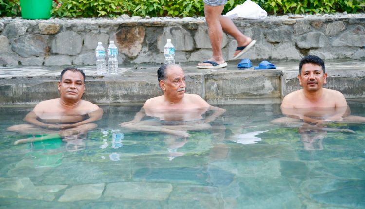 प्रचण्डले गरे तातोपानी कुण्डमा स्नान