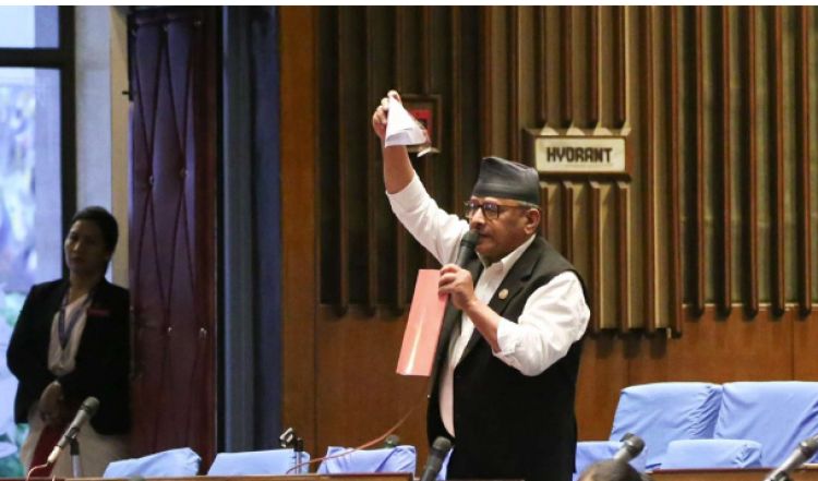 सांसद अमरबहादुर थापाले संसद बैठकमै च्याते बजेट पुस्तिका
