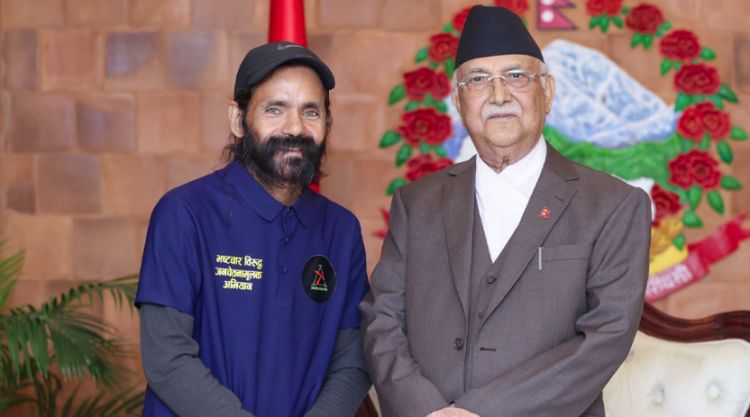 सुर्खेतबाट खाली खुट्टा हिँडेर काठमाडौँ आएका अभियानकर्मी बोहराको प्रधानमन्त्रीसँग भेट 