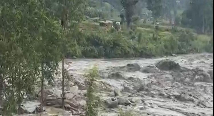 त्रिशुली नदीमा बाढी आउँदा दुई जना फसे, हेलिकोप्टरमार्फत उद्धार गरिँदै