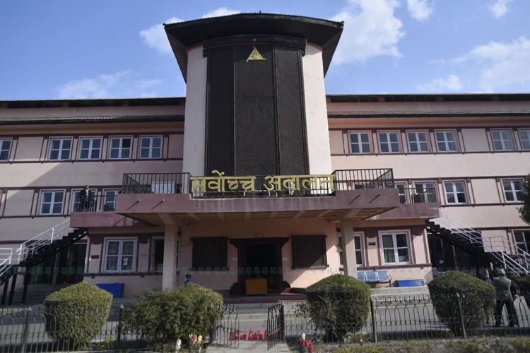 पूर्वप्रधान न्यायाधीश चोलेन्द्रले फैसलामा सही नगरेको भन्दै परेको रिटलाई दरपीठ गर्ने निर्णयविरूद्ध निवेदन