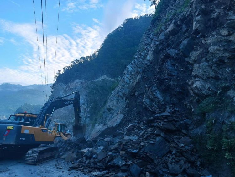 पन्छाएको केहीबेरमा पुनः खस्यो तुइनखोलामा पहिरो, सडक फेरि अवरूद्ध