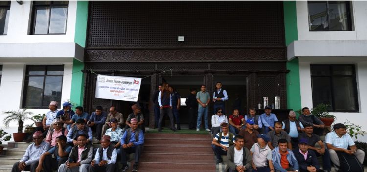  नेपाली काङ्ग्रेसको पार्टी कार्यलयमा नेपाल शिक्षक महासंघको धर्ना