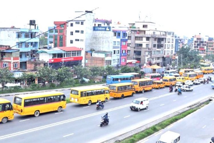  निजी विद्यालय सञ्चालकहरूले निकाले काठमाडौं चक्रपथमा स्कुल बसको र्‍याली 