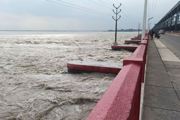 सप्तकोसीमा बढ्यो जलसतह,  ब्यारेजका ३८ ढोका खोलियो