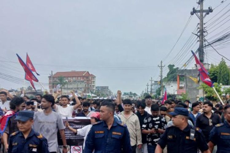 दमकमा प्रधानमन्त्रीको घरतिर अघि बढे प्रदर्शनकारी