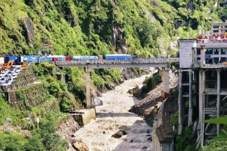 दशैंको बेला चिनियाँ नाकामा कन्टेनर रोकिंदा मारमा नेपाली व्यवसायी 