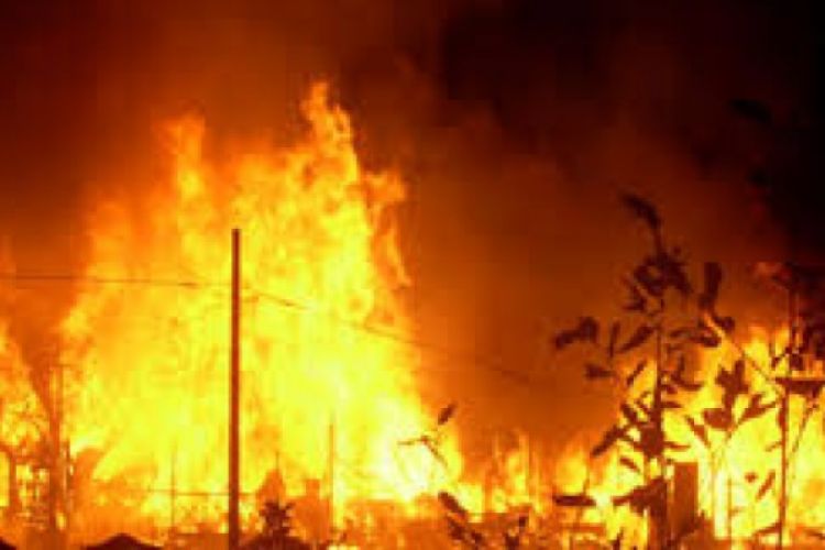 काठमाडौंको काष्ठमण्डप नजिकै तीन घण्टादेखि आगलागी, नियन्त्रणको प्रयास हुँदै
