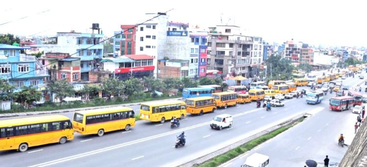  निजी विद्यालय सञ्चालकहरूले निकाले काठमाडौं चक्रपथमा स्कुल बसको र्‍याली 