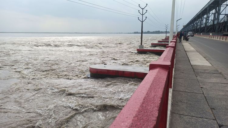 सप्तकोसीमा बढ्यो जलसतह,  ब्यारेजका ३८ ढोका खोलियो