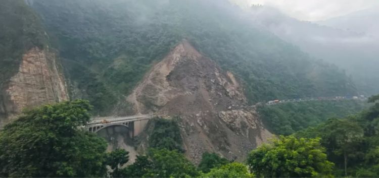 मुग्लिन नारायणघाट सडकखण्डको पहिरो पन्छाउने काम सुरु