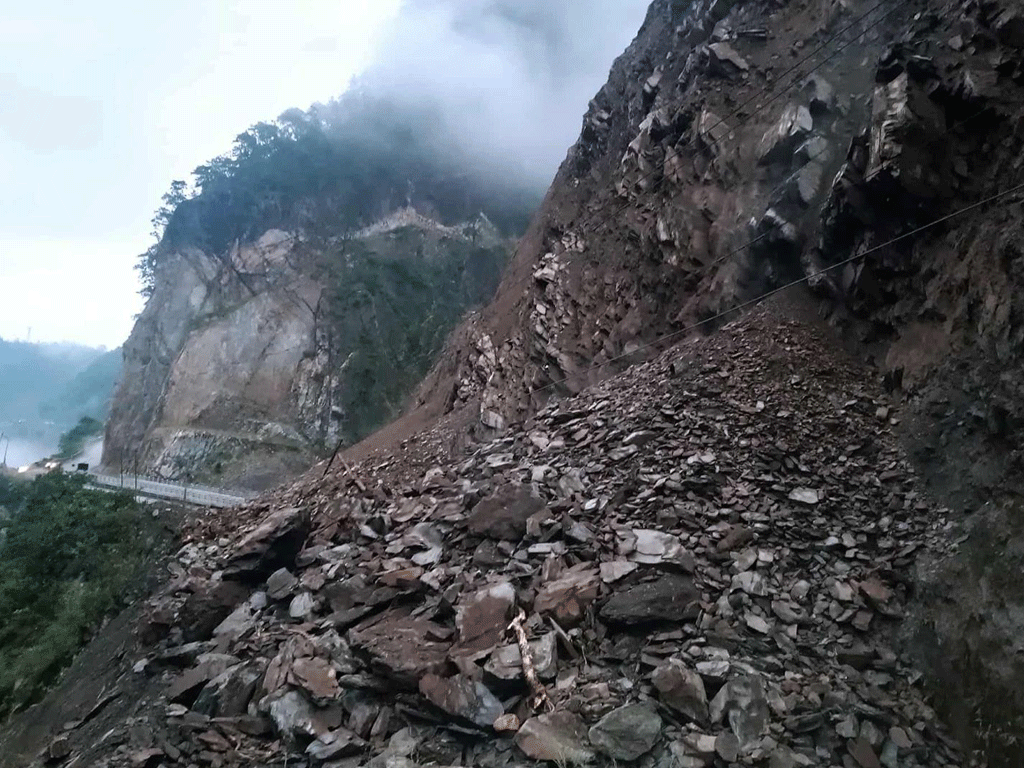 तुइन खोला क्षेत्रको पहिरोः  पोखरा–काठमाडौं यातायात समेत प्रभावित