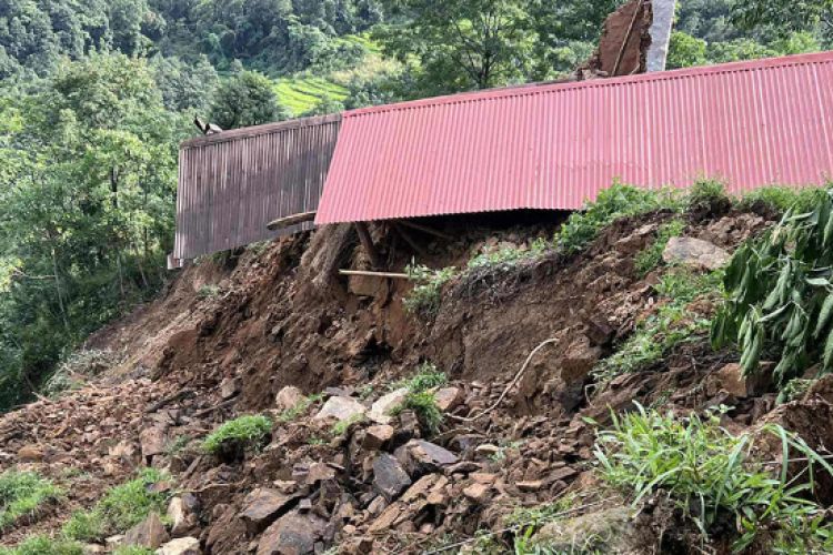 इलाममा बाढीपहिरोमा परी १८ जनाको मृत्यु
