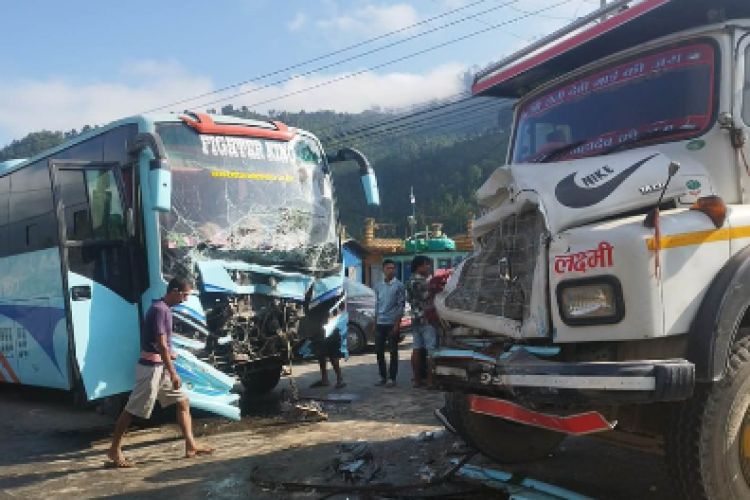  धादिङको  भल्टारमा बस र टिपर ठोक्किए,  ११ जना घाइते