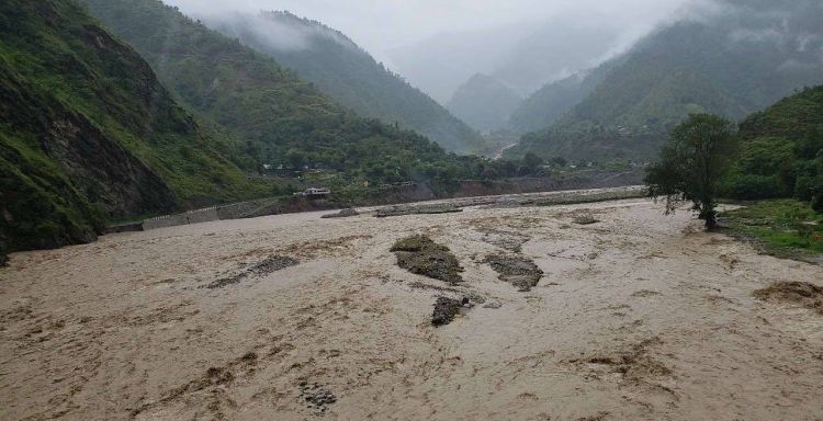 रोशी खोलाले बिपी राजमार्ग बगाएपछि आवागमन ठप्प, बनाउन एक हप्ता लाग्ने