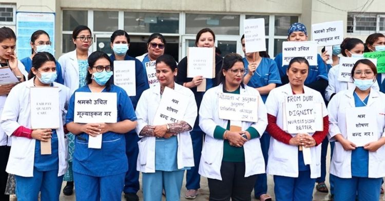 सरकारी सरह सेवा सुविधा पाउनुपर्ने माग गर्दै नर्सहरूले गरे विरोध प्रदर्शन