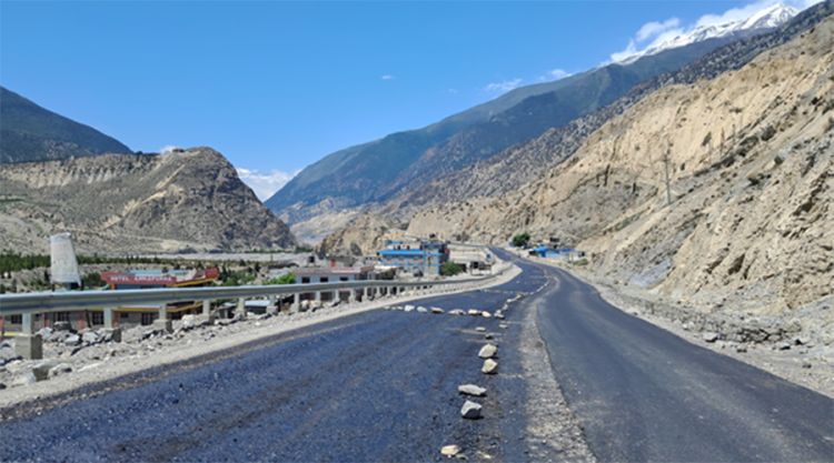 मुस्ताङमा बाढीपहिरोले यातायातमा समस्या, कोरला सडकखण्ड पूर्ण रूपमा अवरुद्ध
