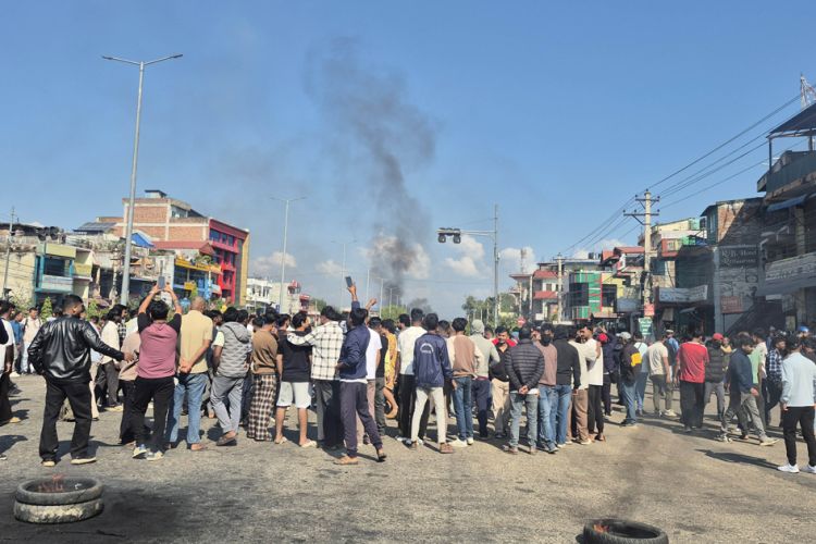 सिमरा अझै अशान्त, बिहानैदेखि सडकमा निस्किए युवा