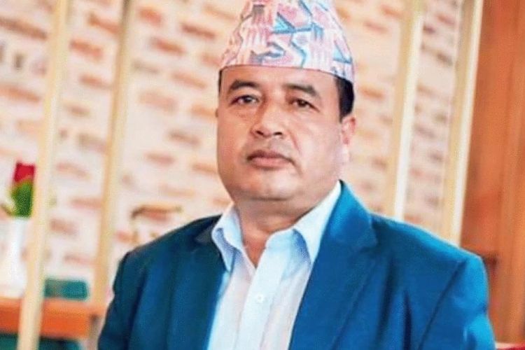 विराटनगरमा एमाले नेता महेश बस्नेत सवार गाडीमा रातो छ्यापियो