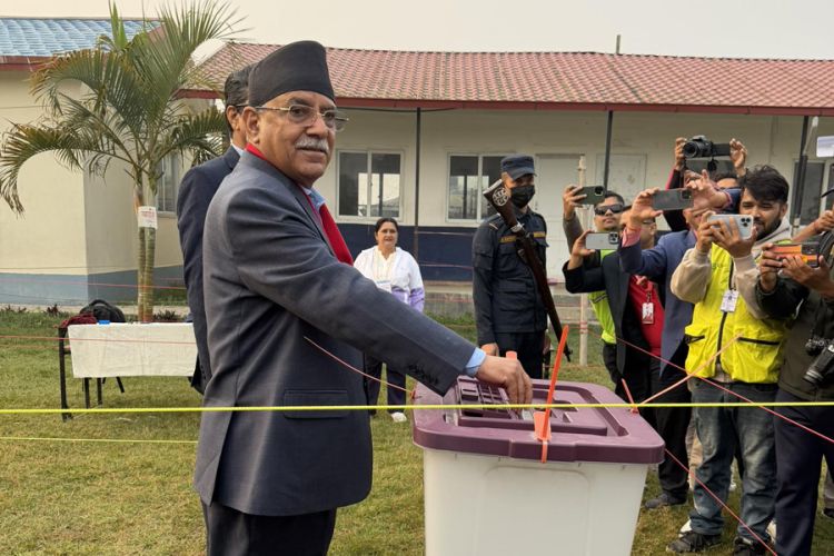 प्रचण्डले चितवनबाट गरे मतदान, भने : ‘नयाँ र पुराना भन्ने जो भाष्य बनाइएको छ, यो देशको हितमा छैन’