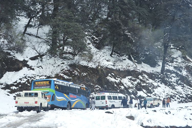 भारी हिमपातका कारण लुकुम–पातिहाल्ना सडक अवरुद्ध, यात्रुहरू अलपत्र