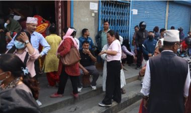 डोजर रोक्न माग गर्दै  रास्वपा कार्यालयमा पुगे उपत्यकाका सुकुमबासीहरु