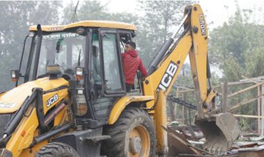  मनोहरा खोला किनारस्थित सुकुमबासी बस्तीमा चल्यो डोजर