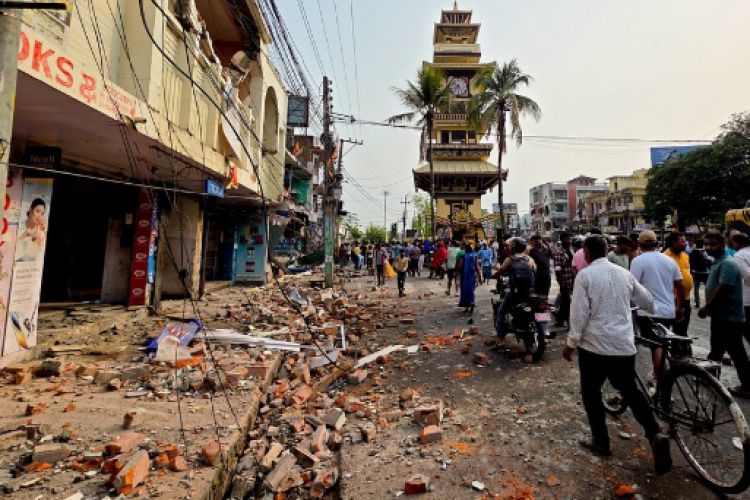 वीरगञ्जको मुख्य सडक विस्तारको काम आज बिहानैदेखि सुरु, भत्काइयो घरटहरा