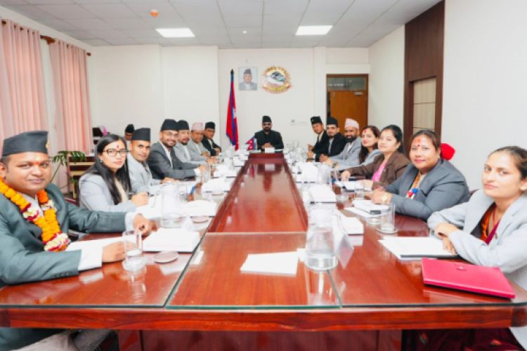 गृहमन्त्रीलाई बर्खास्त गर्न माग भइरहेका बेला मन्त्रिपरिषद् बैठक बोलाइयो