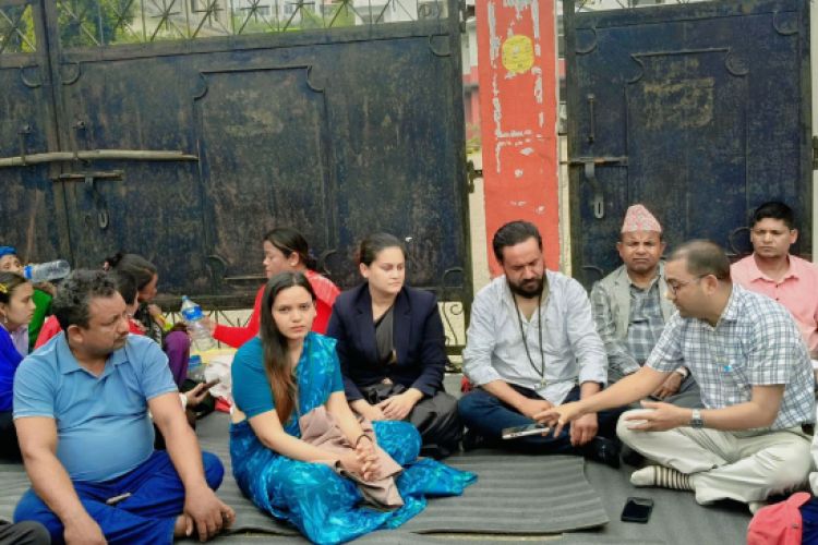 खगेन्द्र सुनारसहित रास्वपा सांसदहरू सिडिओ कार्यालय गेटमा १२ घन्टादेखि धर्नामा