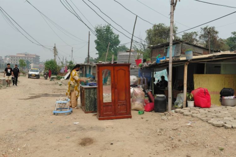 थापाथलीका सुकुमवासीहरुले खाली गर्न थाले आफू बसेको घर 