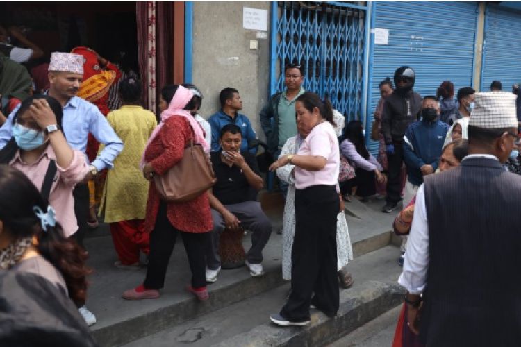 डोजर रोक्न माग गर्दै  रास्वपा कार्यालयमा पुगे उपत्यकाका सुकुमबासीहरु