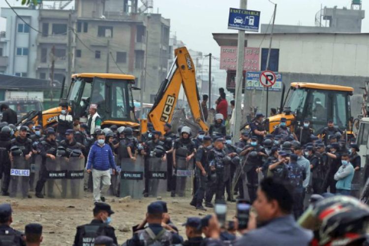 मनोहराको सुकुमवासी बस्ती भत्काउन पुग्यो डोजरसहितको टोली