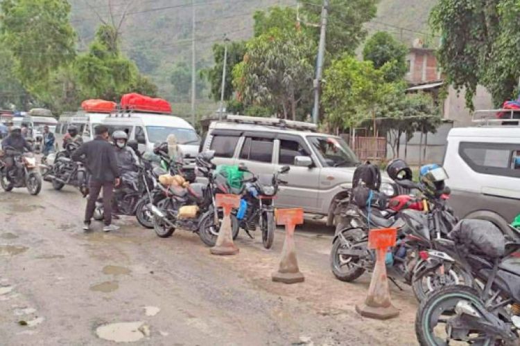  बीपी राजमार्ग पूर्णरूपमा अवरुद्धः खुलाउन समय लाग्ने, वैकल्पिक व्यवस्था गरेर यात्रु पठाइँदै
