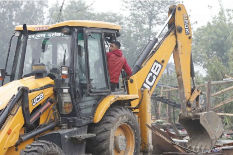  मनोहरा खोला किनारस्थित सुकुमबासी बस्तीमा चल्यो डोजर