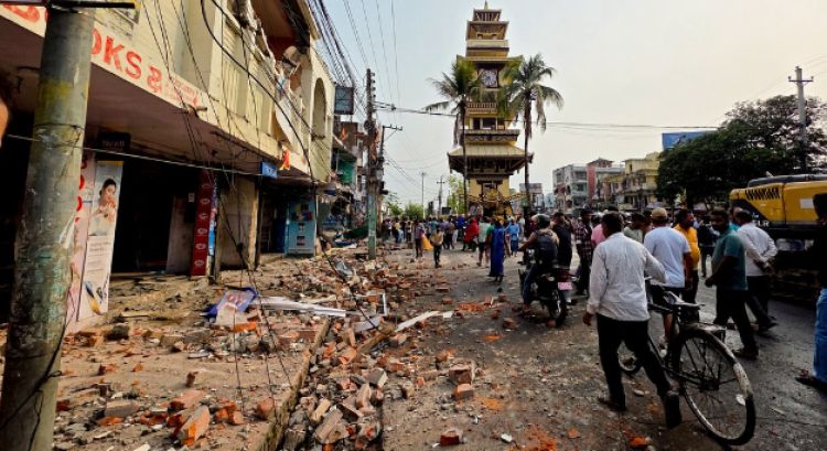  वीरगञ्जको मुख्य सडक विस्तारको काम आज बिहानैदेखि सुरु, भत्काइयो घरटहरा