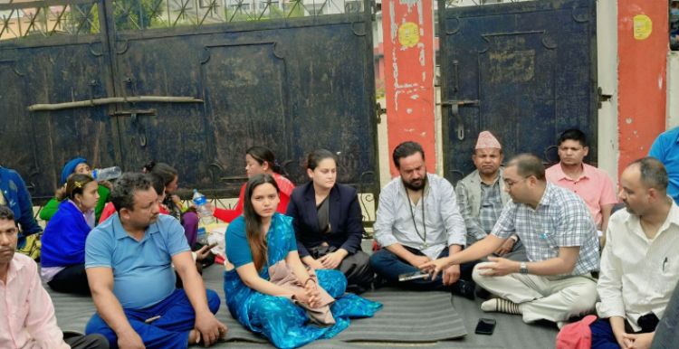 खगेन्द्र सुनारसहित रास्वपा सांसदहरू सिडिओ कार्यालय गेटमा १२ घन्टादेखि धर्नामा