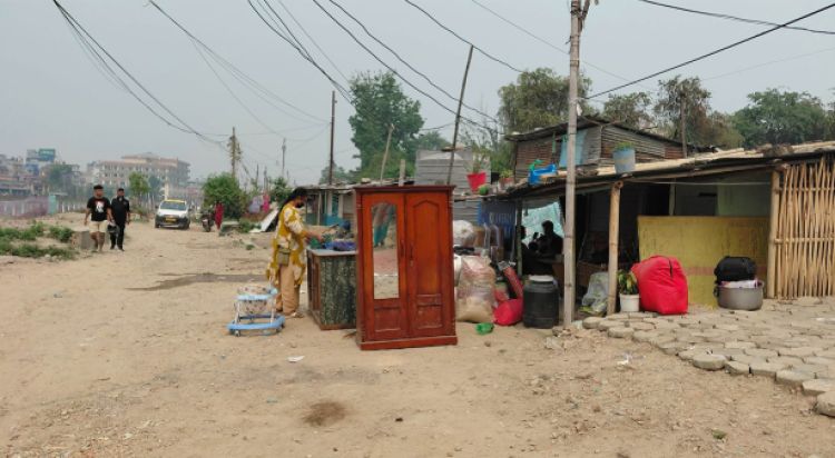 थापाथलीका सुकुमवासीहरुले खाली गर्न थाले आफू बसेको घर 