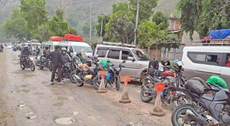  बीपी राजमार्ग पूर्णरूपमा अवरुद्धः खुलाउन समय लाग्ने, वैकल्पिक व्यवस्था गरेर यात्रु पठाइँदै