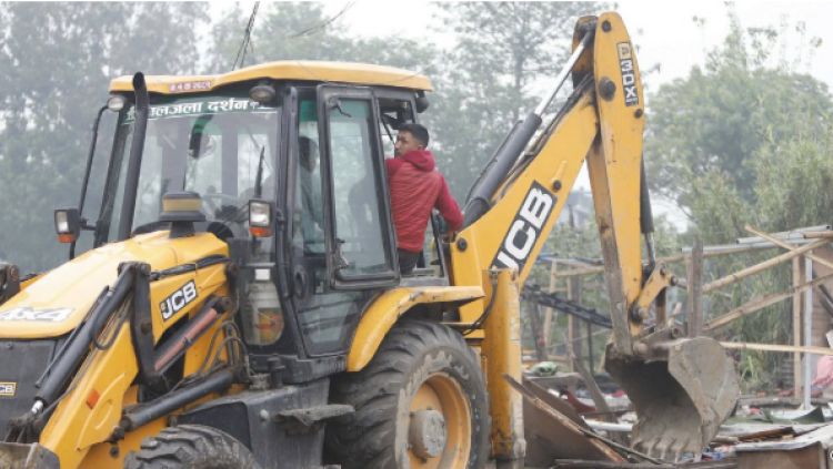  मनोहरा खोला किनारस्थित सुकुमबासी बस्तीमा चल्यो डोजर