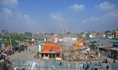  वंशीघाट क्षेत्रका घरहरुमा चल्यो डोजर 