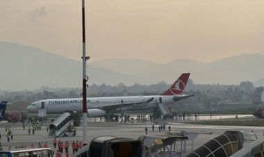 टर्किस एयरलाइन्सको जहाज ल्याण्ड गर्ने क्रममा चक्कामा आगो देखियो