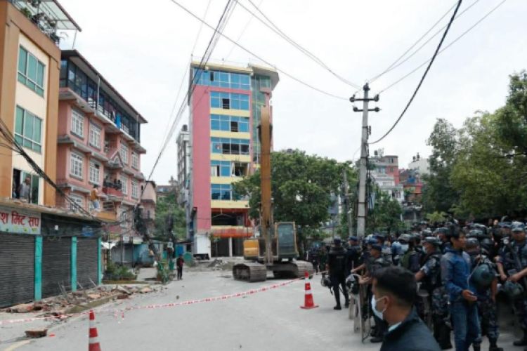  धोबीखोला करिडोरको सात तले घर भत्काउन थालियो