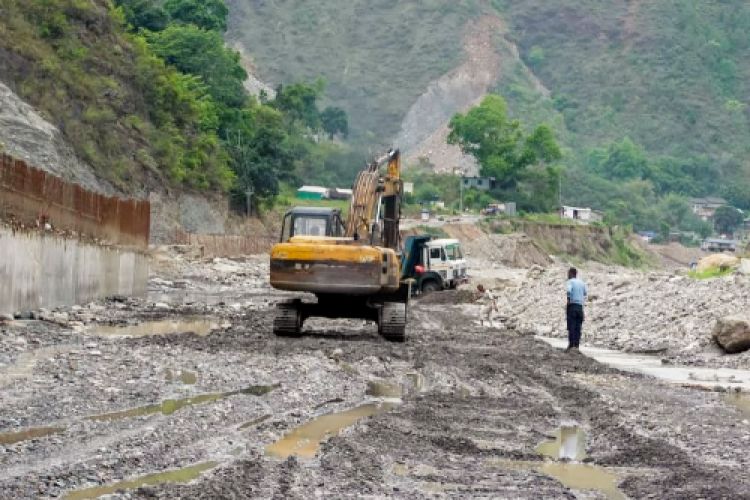 वर्षा र पहिरोका कारण देशका विभिन्न सडकखण्ड प्रभावित , बीपी राजमार्गमा राति सवारी सञ्चालनमा रोक