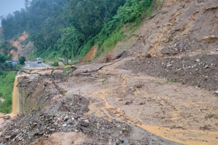 आज यी राजमार्गहरूमा छ बाढी र पहिरोको अवरोध