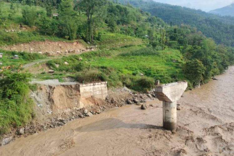 बाढी पहिरोले चार परिवार विस्थापित, जलविद्युत् आयोजनामा क्षति