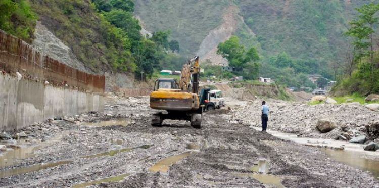 वर्षा र पहिरोका कारण देशका विभिन्न सडकखण्ड प्रभावित , बीपी राजमार्गमा राति सवारी सञ्चालनमा रोक