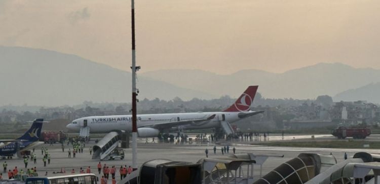 टर्किस एयरलाइन्सको जहाज ल्याण्ड गर्ने क्रममा चक्कामा आगो देखियो