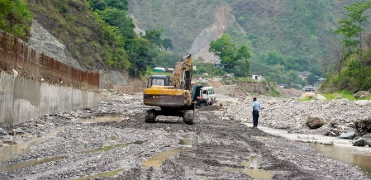 वीपी राजमार्गमा सवारी साधन सञ्चालनमा पूर्ण रोक