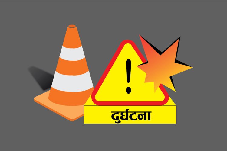 लुभुमा 'अन टेस्ट' माइक्रो अनियन्त्रित भएर ठोक्कियो घरको गेटमा